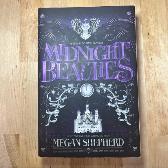 📚BUY 2 GET 1 FREE Midnight Beauties by Megan Shephard - Picture 1 of 4
